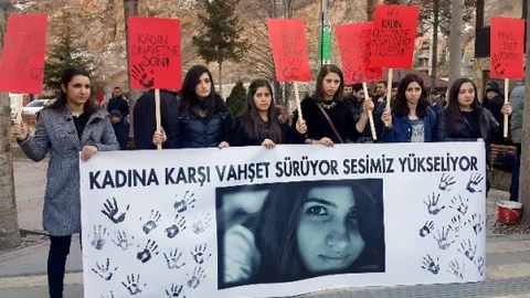 Gümüşhane'de Üniversite Öğrencileri Özgecan Ve Fırat İçin Yürüdü