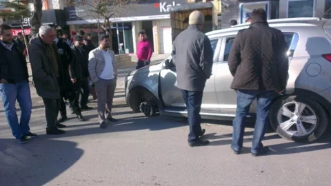Seyir Halindeki Otomobilin Tekeri Fırladı