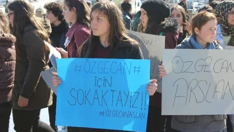 Çarşamba'da Kız Öğrenciler Özgecan İçin Yürüdü
