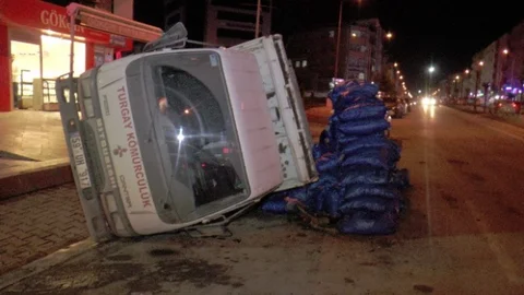 Kömür Yüklü Kamyonet Devrildi