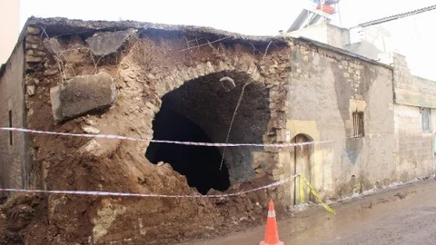 Sit Alanındaki Tarihi Evler Yıkılıyor