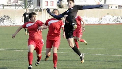 Kadın Futbolcular Özgecan'ı Unutmadı