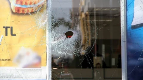 Banka Şubesine Baltalı Saldırı