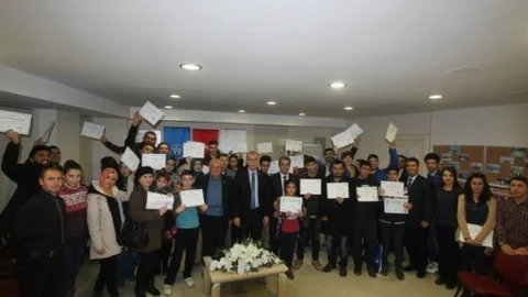 Gençlik Merkezi'nde Açılan Kursları Bitiren Üyelere Belgeleri Verildi