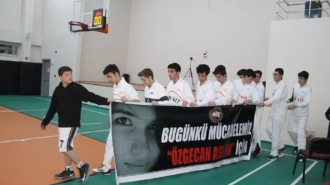 Gençler Özgecan İçin Sahaya Çıktı