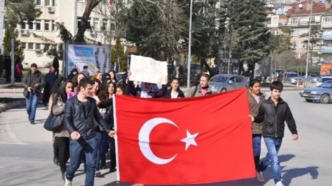 Genç Kızlar Özgecan İçin Yürüdü