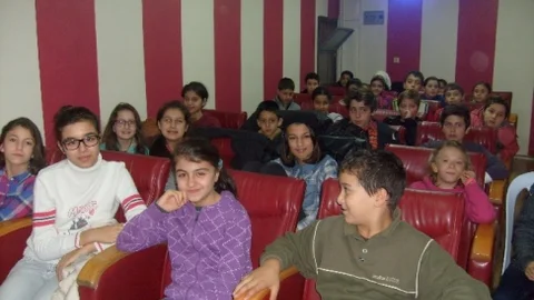 İzmit'te Sinema Çocukların Ayağına Gidiyor
