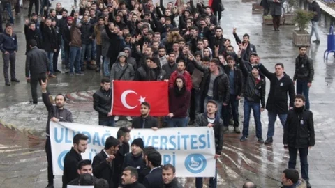 Bursa'da Ülkücü Gençler Yağmur Altında Fırat İçin Yürüdü