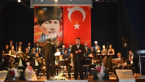 Sanatçı Gökhan Sezen'e Konserde Doğum Günü Sürprizi