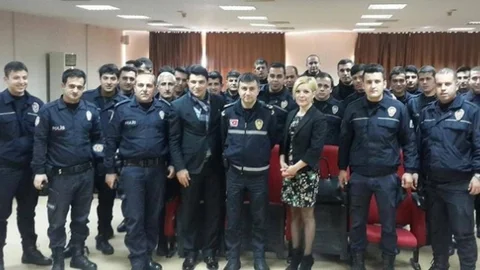 Türkiye'de İlk Kez Emniyet Personeline Şiir Terapisi