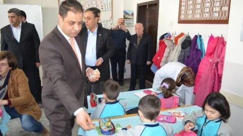 MTB Okullarda Kayısı Dağıttı