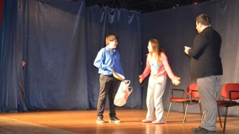 Başkan Bakıcı Tiyatrocu Gençleri Yalnız Bırakmadı