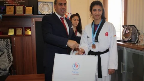 Avrupa Şampiyonu Tekvandoculardan Gençlik Ve Spor İl Müdürü Şiran'a Ziyaret