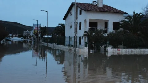 Çeşme'de Suların Tahliyesi Sabaha Kadar Devam Etti