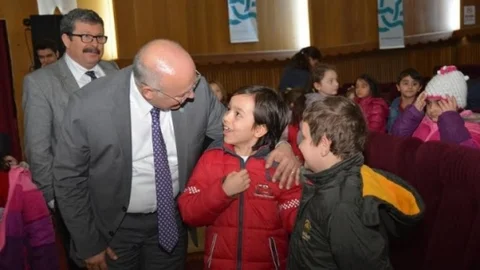 Süleymanpaşa Belediye Başkanı Ekrem Eşkinat Çocuklarla Sevgi Çemberi Oyununu İzledi