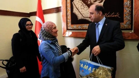Vali Çomaktekin Hollanda'dan Gelen Türk Gençleri Kabul Etti