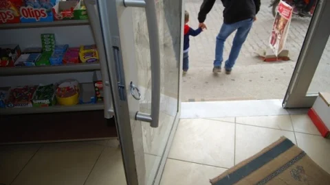 Hırsızlar Marketten Sigaraları Alıp Kaçtı