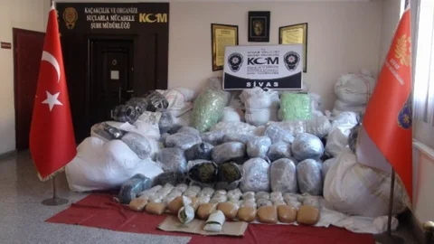 Sivas'ta 1 Ton 221 Kilo Esrar Ele Geçirildi