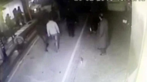Minibüsün Binaya Çarpma Anı Güvenlik Kamerasında