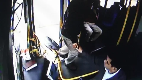 Şoförle Yolcu Tartıştı Genç Kız Çığlık Atarak Ağladı