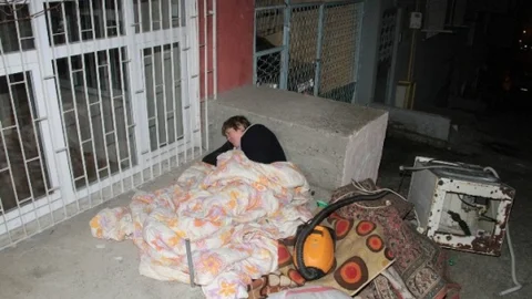 Evden Çıkarılınca Kaldırıma Yatak Serdi
