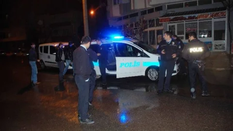 Sokak Ortasında Boynuna Bıçak Dayadı