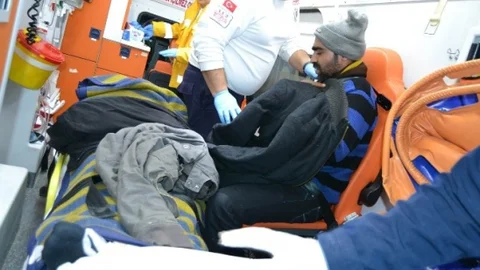 Kulu'da Otomobil Refüje Çarptı 2 Yaralı