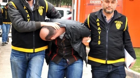 Dolandırıcılık Zanlısını Peruk Tutuklattı