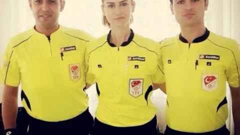 ''git Evine Bulaşık Yıka'' Denilen Kadın Hakem TBMM İçin Yola Çıktı