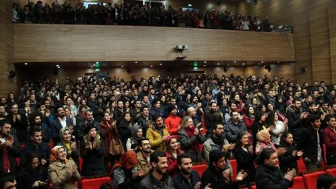 Hamlet Oyunu Van'da Sahnelendi
