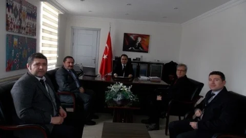 Eşme Kaymakamı Halim'den Tapu Personeline Başarı Belgesi