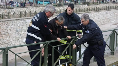 (Özel-Haber) Barınma Evinden Kaçtı Manzara Seyrederken Köprüden Buz Gibi Sulara DÜştü