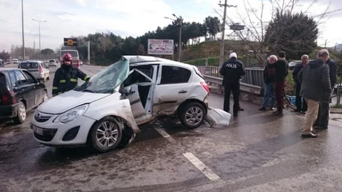 Otomobil Köprü Korkuluğuna Çarptı 1 Yaralı