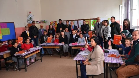 Boyadıkları Okulda Kitap Dağıttılar