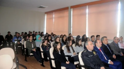 Polisten Öğrencilere ''Güvenli İnternet'' Konferansı