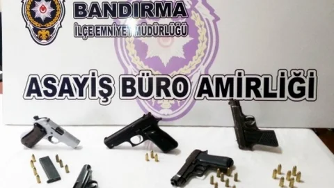 Bandırma'da Ruhsatsız Silahlar Ele Geçirildi