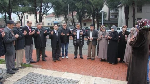 Burhaniye'de Başkan Uysal Umrecileri Uğurladı