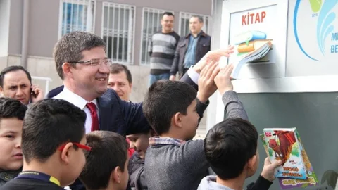 Oyuncak Ve Kitapları Arkadaşları İle Paylaştılar