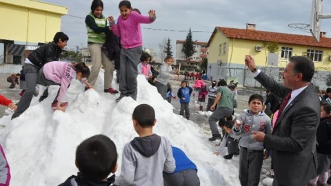 Toroslar Belediyesi İlçe Merkezindeki Öğrencileri Karla Buluşturdu