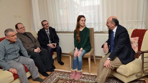 Sağlık Bakanı Müezzinoğlu ABD'de Tedavi Gören Refiye Yılmaz'ı Evinde Ziyaret Etti
