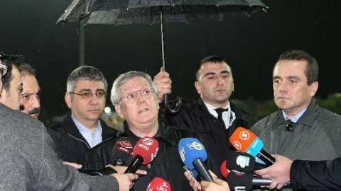 Aziz Yıldırım Özgür Yankaya'yı Topa Tuttu