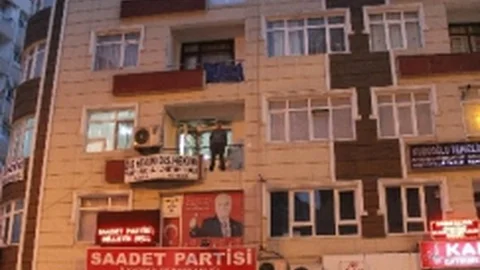 Evini Yakıp Kendini Bıçakla Yaralayan Kadın Hastaneden Kaçtı