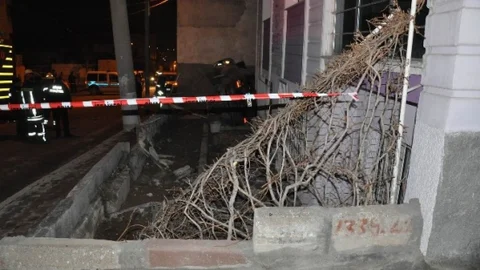 (Özel Haber) Otomobiliyle Evin Duvarına Girdi