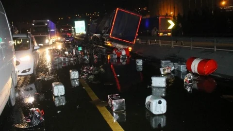 (Özel Haber)Kontrolden Çıkarak Karşı Şeride Geçen Tir Tem'de Faciaya Neden Oldu 1 Ölü 10 Yaralı