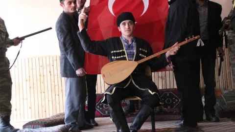 Çıldır'da ''Kılıç Mı Saz Mı'' Tiyatro Gösterisi