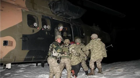 Mehmetçik karda mahsur kalan 17 Suriyeliyi kurtardı