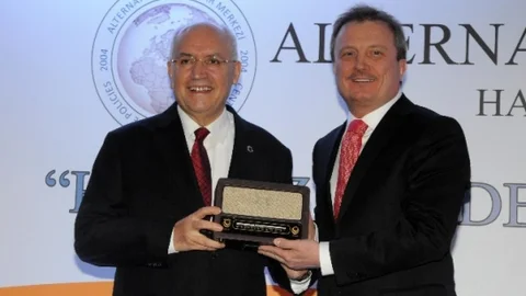 Alternatif Politikalar Merkezi'nden Başkan Yaşar'a Ödül