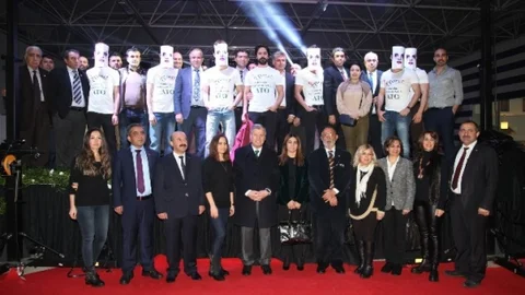 Ato'dan Kadına Şiddete Karşı Erkek Mankenli Defile