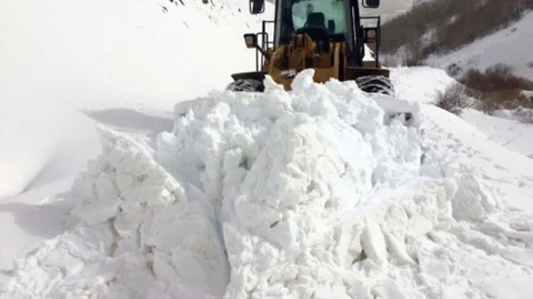 Çığ DÜşen Yol 14 Saat Süren Çalışmayla Ulaşıma Açıldı
