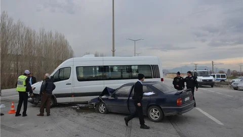 Karaman'da işçi servisi ile otomobil çarpıştı 14 yaralı